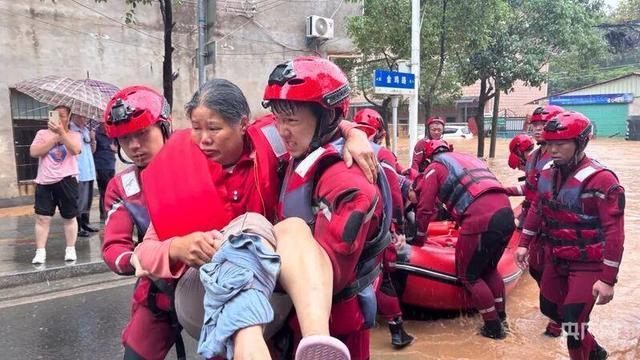 一乡镇强降雨汽车被激流冲走 汛情形势严峻