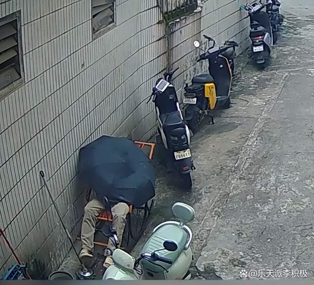 男子身体不适坐在路边摇椅上安详去世 平静离世引网络热议