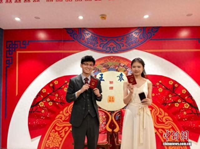 “520”见闻：婚俗千般新 白首一念真
