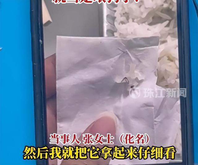 女子外卖吃出蟑螂商家上门毁餐辱骂 店家后厨卫生堪忧