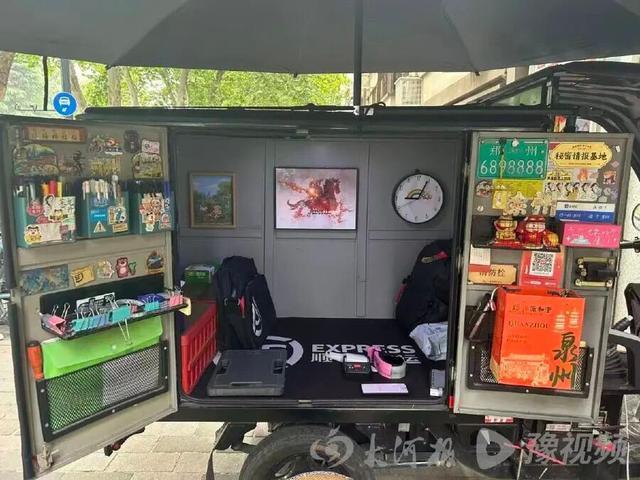 鄭州快遞小哥因快遞車走紅 生活熱愛者的溫暖傳遞