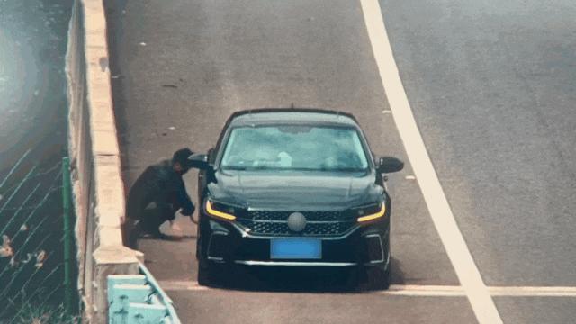 男子高速突发不适 交警隔空救援 纸袋呼吸法化险为夷