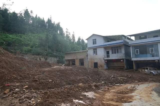 他不是“泥人” 他是村民小組組長 泥漿中的守護者