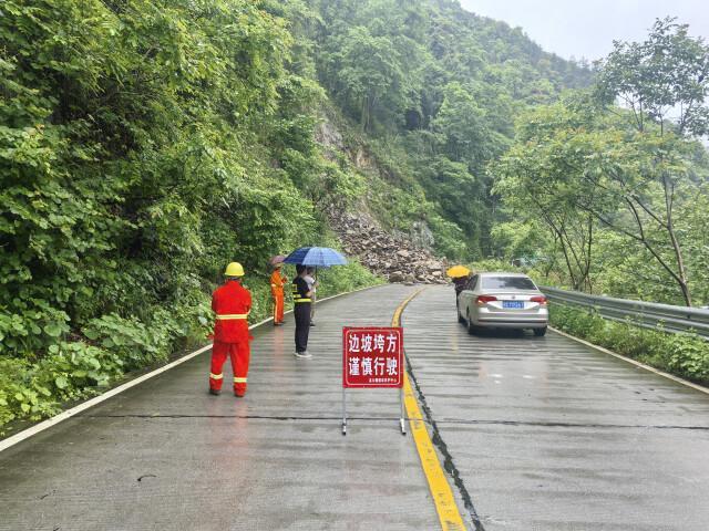 湖南全力应对强降雨公路灾毁