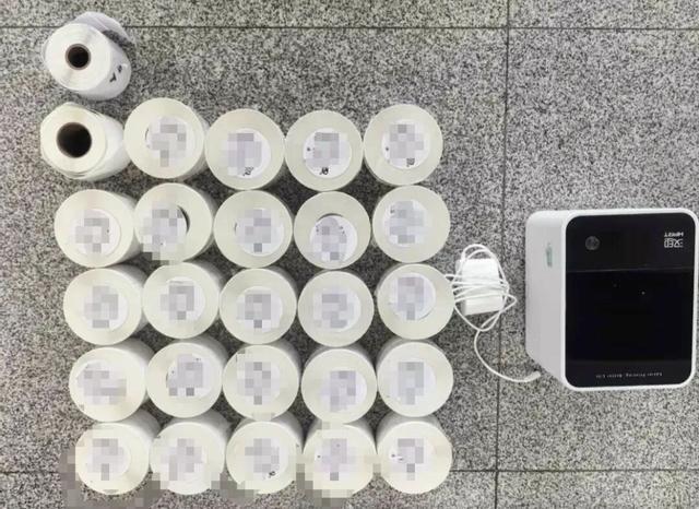 三名男子张贴涉黄小卡片 在睡梦中被抓
