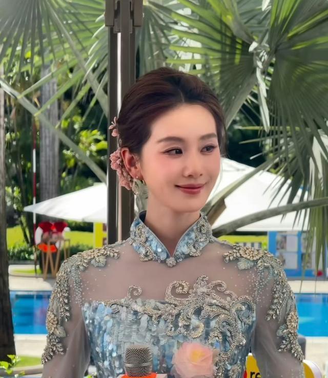 刘诗诗 热红温了还在问用的什么腮红 高温下的敬业与美丽代价
