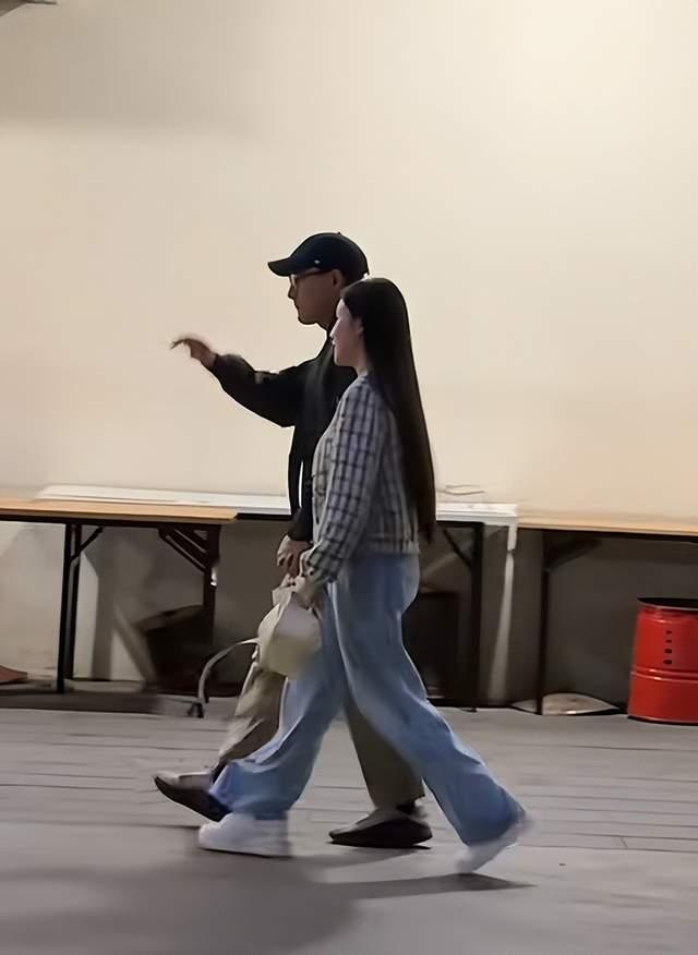 曝刘恺威新恋情 甜蜜牵手亮相