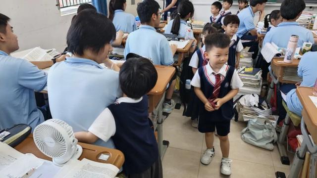 幼儿园小朋友为高三学生送祝福 童真传递力量