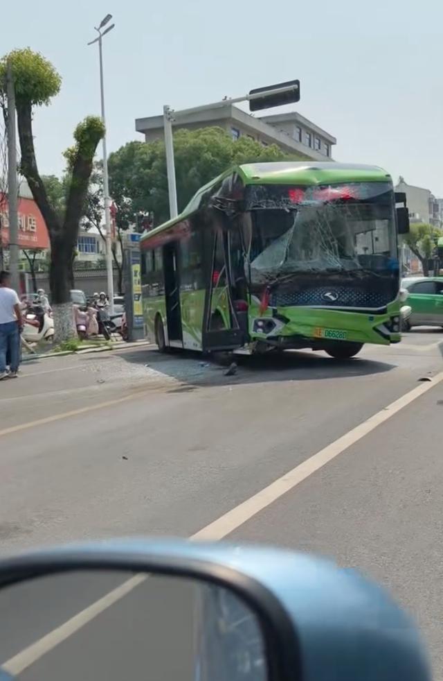 安徽一客车逆行撞上公交车 事故致多人受伤