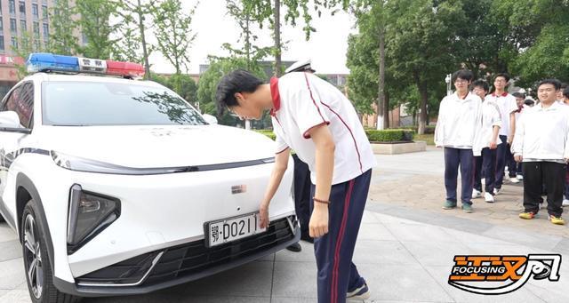 “985”警車應援高考現(xiàn)場 創(chuàng)意祝福暖人心