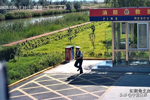 几十米、几秒钟!消防员纵身一跃,救起湖边落水少年