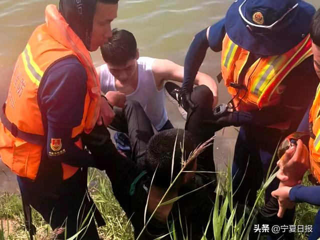 15歲少年不慎落水消防員火速施救 藍(lán)色身影飛撲救援
