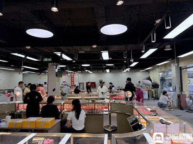 跌破900元！记者实探金店：年轻人上车，投资者“浮亏40万”不慌 金价波动分化市场心态
