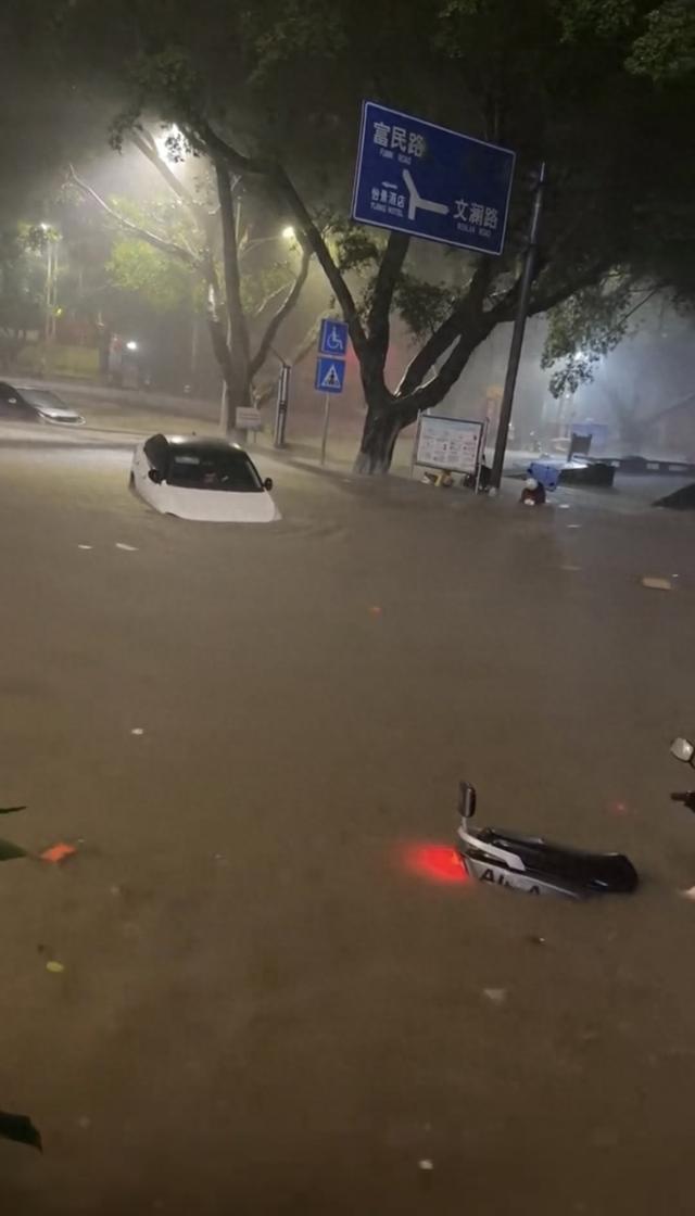 强降雨突袭广西梧州 多所中小学停课