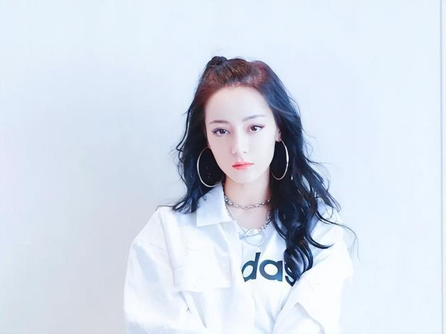 迪丽热巴走路腰发力 黄金沙漏曲线典范
