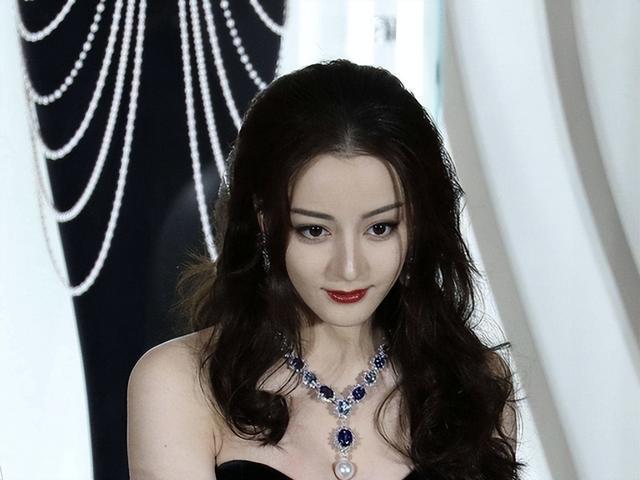 迪丽热巴走路腰发力 黄金沙漏曲线典范