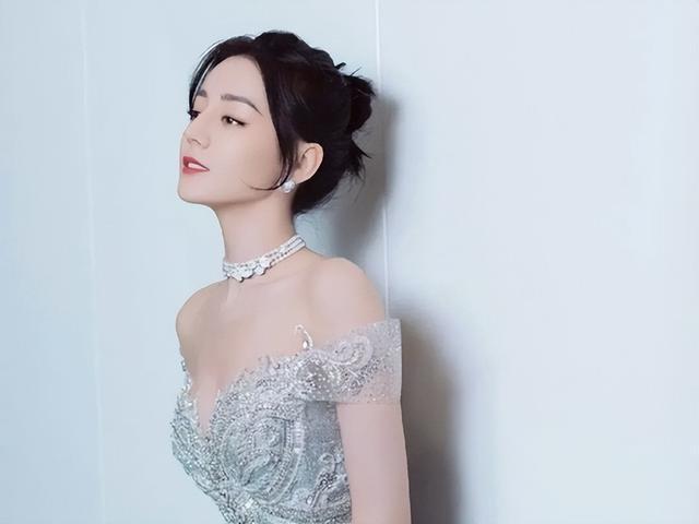 迪丽热巴走路腰发力 黄金沙漏曲线典范