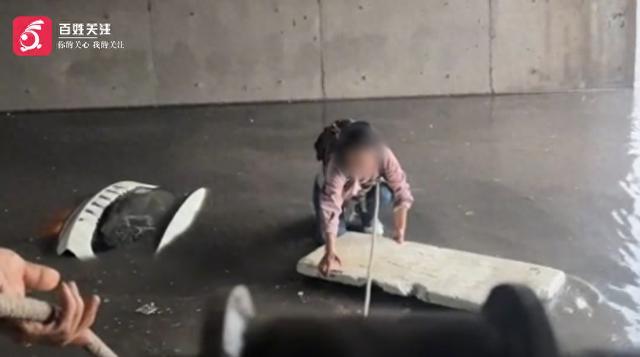 车辆被淹女子坐车顶被众人救上岸