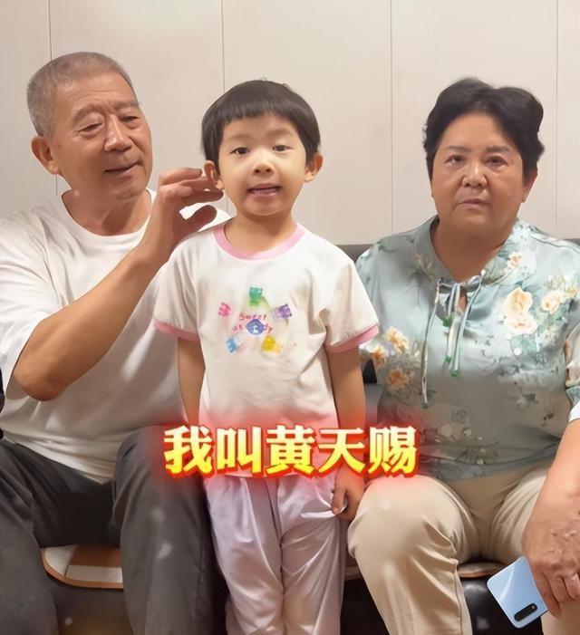 74岁妈妈住院6岁女儿被送寄宿学校 与时间赛跑的父爱