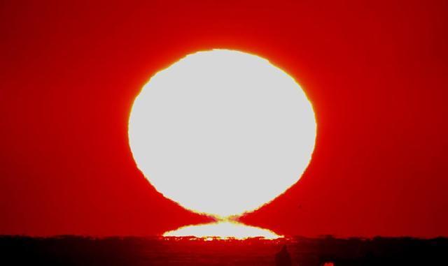 夏至前后地球离太阳更远为何会更热