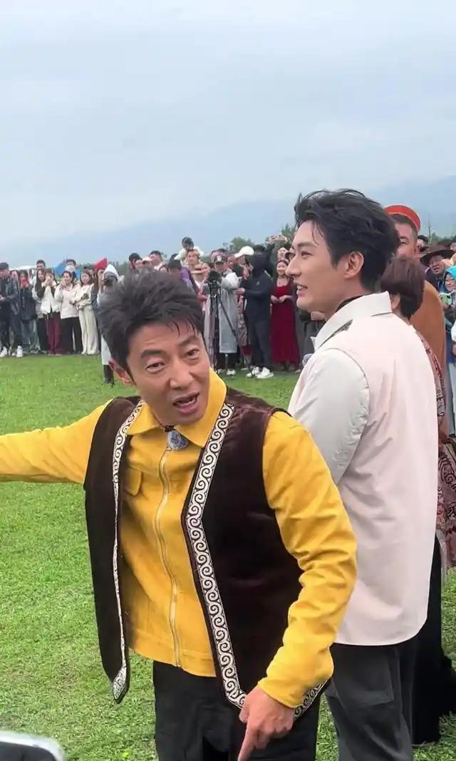 撒贝宁又来新疆了 草原显眼包与雪道好儿子