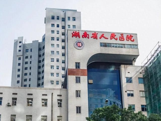 副院长出轨眼科主任后续：女方已离职，男方却恢复出诊了 事件再起波澜
