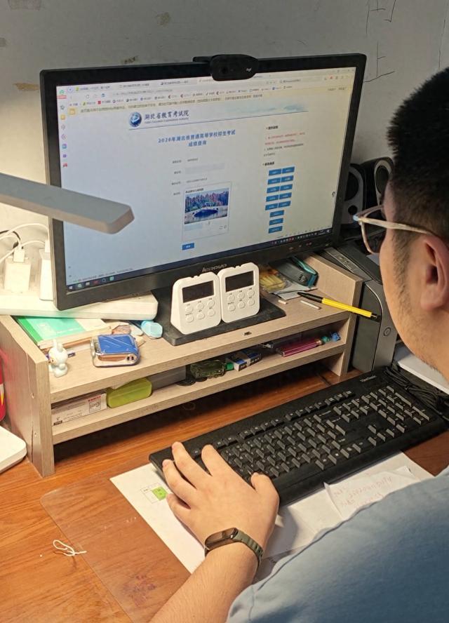 男生高考查分全程淡定