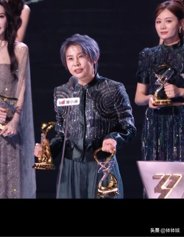 王濛缺席浪姐成团后采访 个性举动引热议