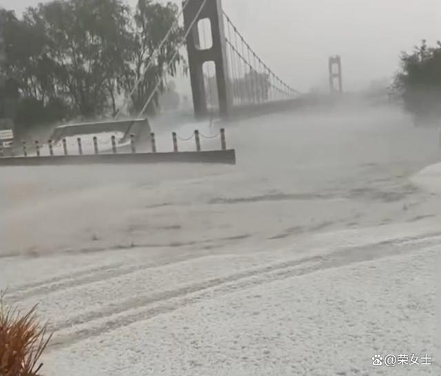 山西山阴遭冰雹袭击 地上如白雪覆盖