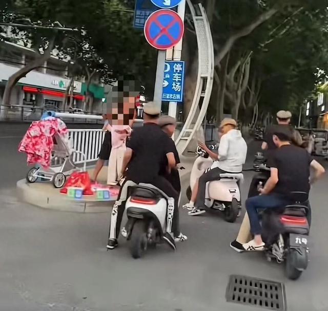 新乡染发少年街头捐零钱助人走红