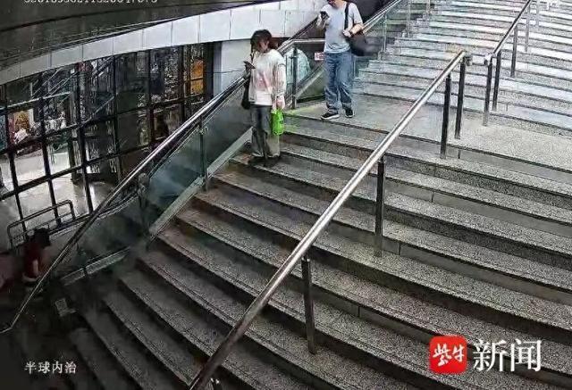 教师扶梯当“人肉垫”救老人