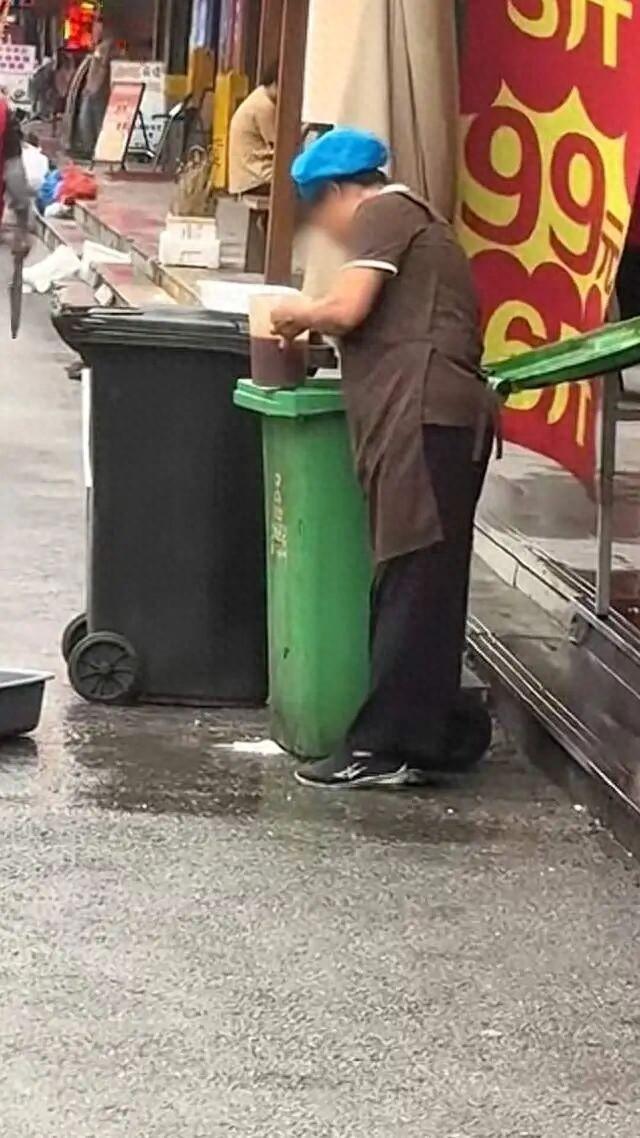 烤鱼店员工从垃圾桶打捞废弃油脂