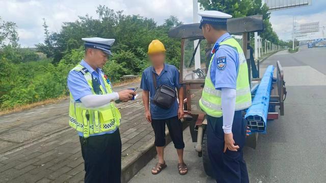 巨型“老头乐”皮卡开上路被交警处罚 安全风险账算到驾驶人心坎
