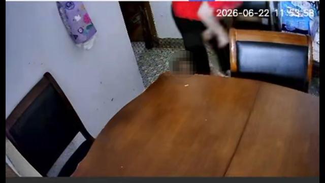 月薪5000元保姆被曝虐老 监控记录暴力行为