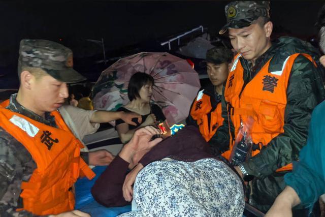 湖北龙卷风在雷电中成形 画面曝光 武警紧急救援