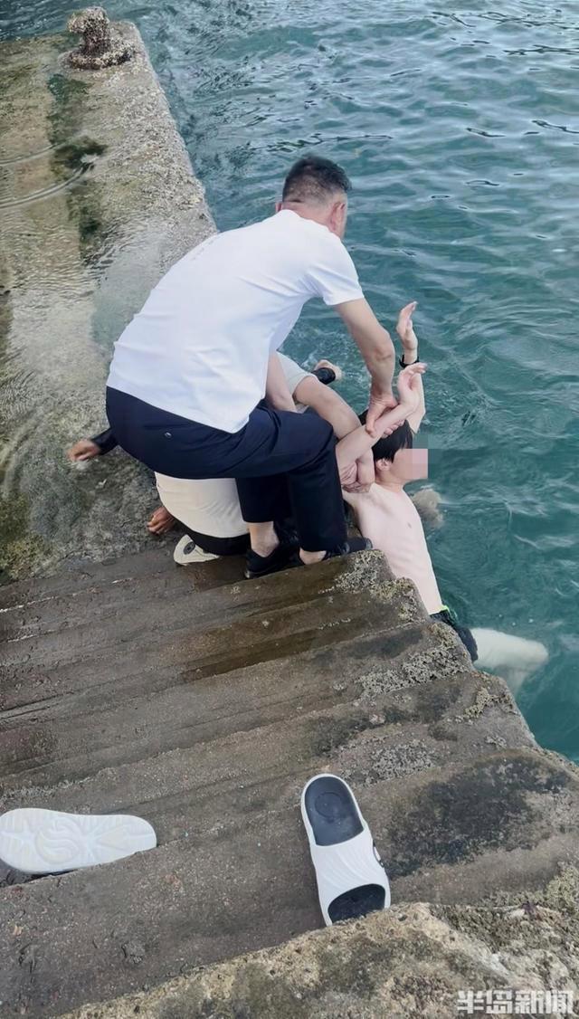 男子意外坠海 摄影师跳海救人 热心大哥获赞无数