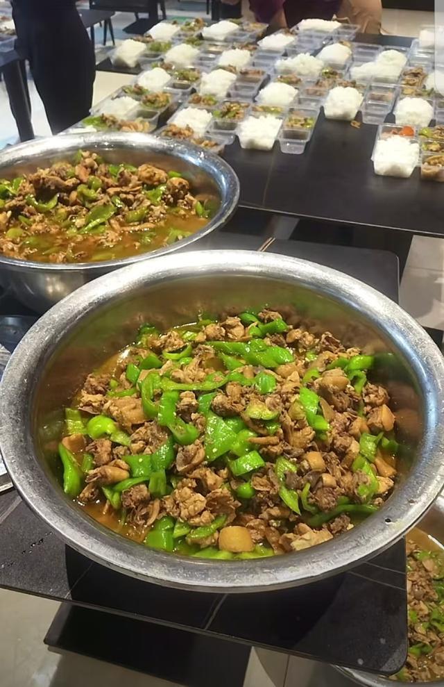 村民自发制作热食发放给受灾民众:有人接过热饭时忍不住落泪