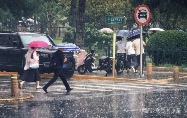 北京上空出现多个雷暴单体 短时强降雨频发