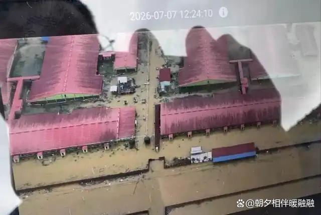 被困人员挥舞国旗为空投直升机引路 无人机远程救援送物资