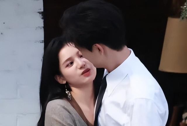 李现张婧仪新剧婚礼迎宾牌 自然互动引期待
