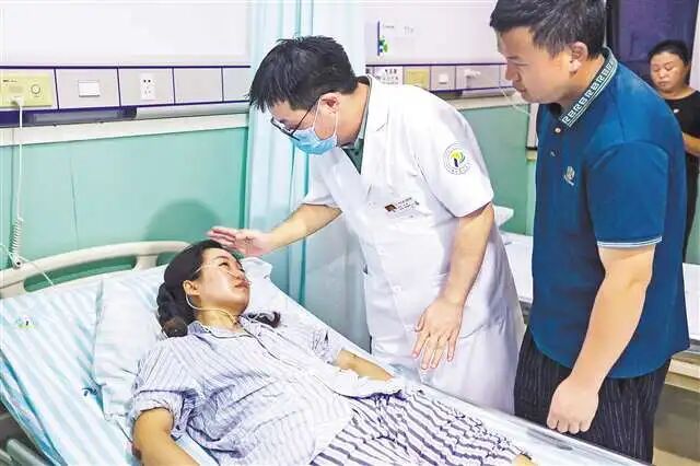 最早喊居民撤离的网格员被碎石击中 英勇行为感动众人