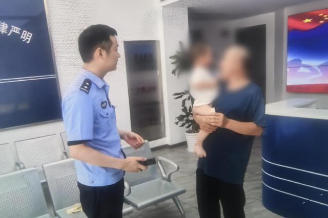 38度天两岁娃叼奶嘴赤脚走失 警方及时救助化险为夷