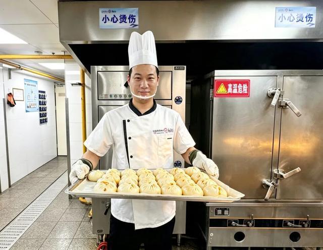 高铁也能吃上现蒸热乎包子了(图3) 高铁也能吃上现蒸热乎包子了 10元早餐温暖早班旅途