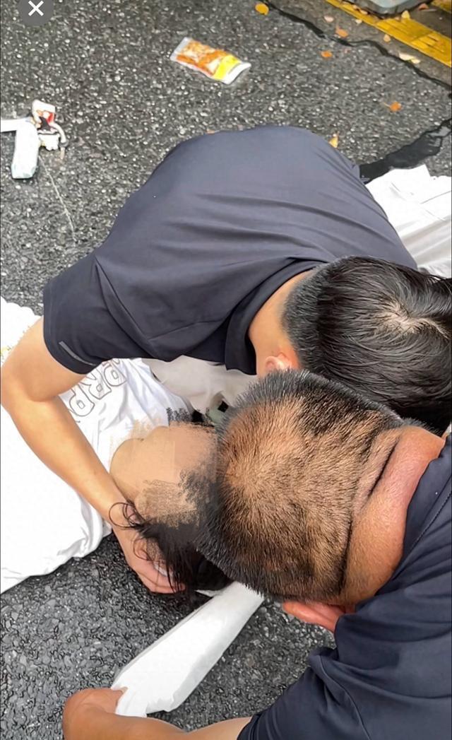 退伍武警出差途中施救满头鲜血伤者