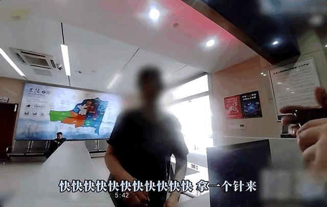女子手机被远程控制，97万存款险遭诈骗，民警急中生智用回形针取卡止损！小针头大智慧