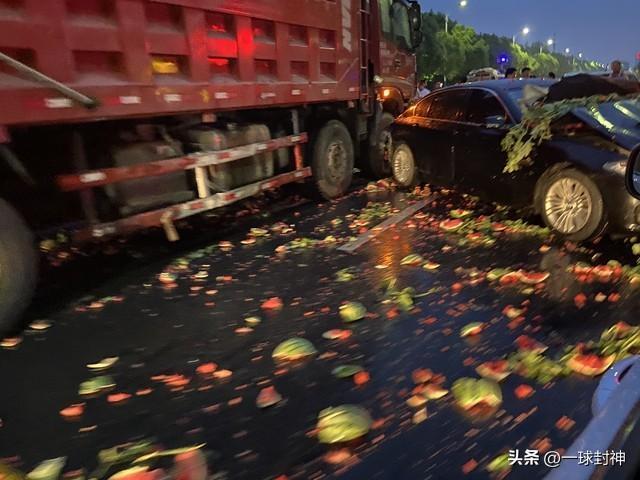大货车冲进服务区撞击多辆私家车 事故现场触目惊心