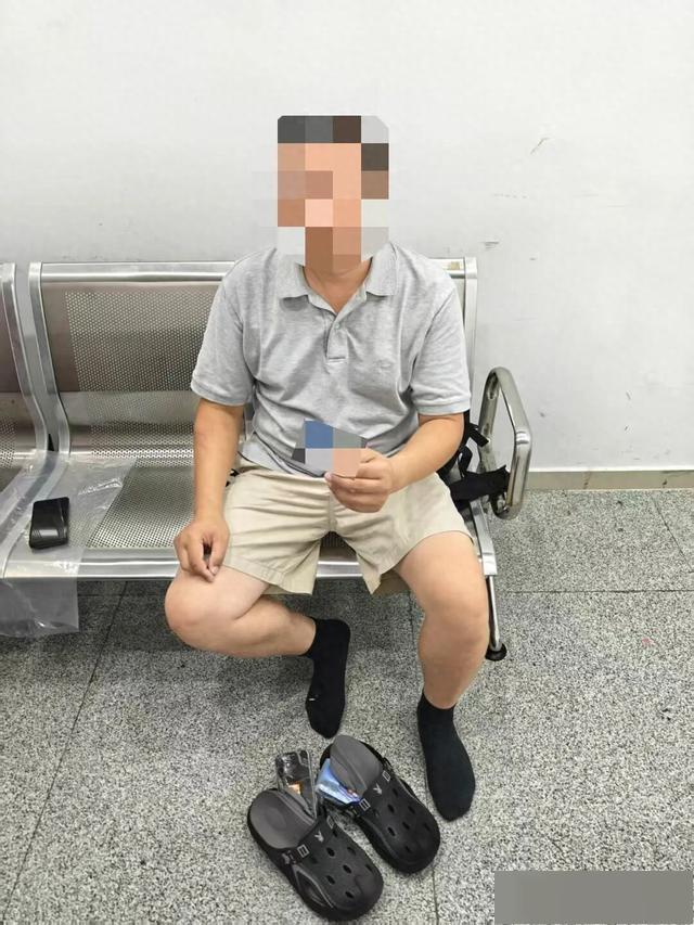 男子鞋底藏匿手机走私进境被当场截查
