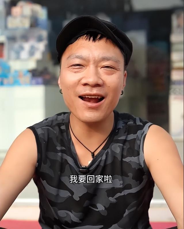 被拐20多年小伙归家跪地叩见父亲