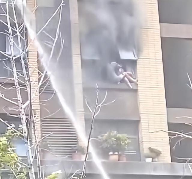 连云港小区火灾母女已转院治疗 惊险避险过程引关注