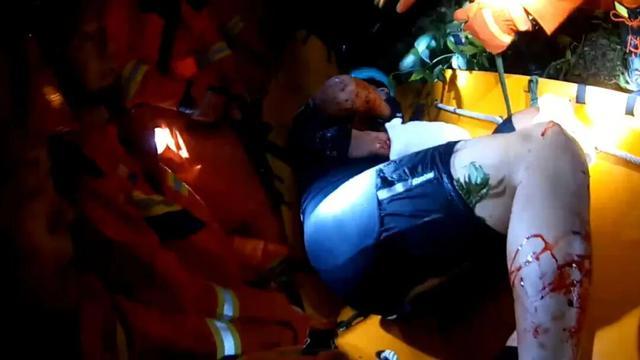 男子骑车分心慌乱中连人带车摔倒 夜骑事故敲响警钟